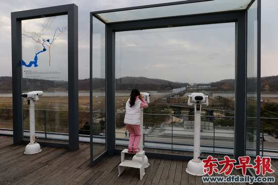 一个韩国小孩在临津阁了望台上远眺临津江对岸