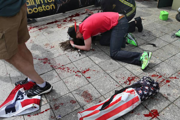 图文:波士顿马拉松赛发生爆炸 遍地都是血迹