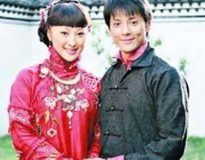 姜文曾经与刘晓庆谈情说爱,但最终无疾而终,后有与法国女人结婚,并