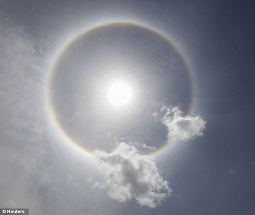 "幻日"现象是由于太阳光被大气中的小型冰晶体折射而形成的.