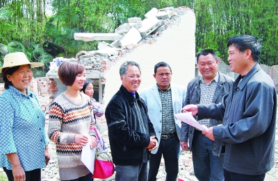 东湖乡人大主席陈德荣带领乡人大代表来到华强沟水库建设拆迁现场向