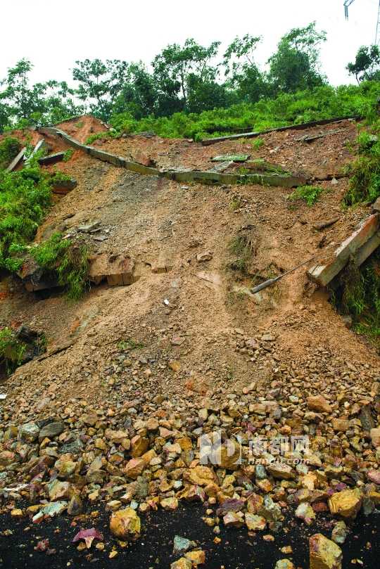 2012年7月27日,机荷高速往龙翔大道闸口山坡发生山体滑坡.资料图片