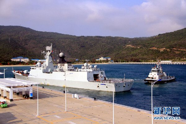 4月10日，衡水舰缓缓驶离码头。新华军事记者杨雷摄