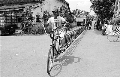 科学趣图:印尼村民造本国最长自行车   