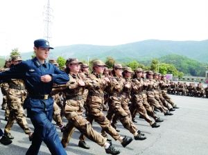 公务员在军训中练习正步走 现代快报记者 林清智 摄