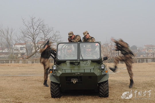 中国空降兵装备新型山猫全地形车 洋气十足(1