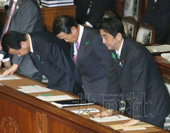 4月16日，日本众院全体会议通过2013年度预算案。图为安倍晋三等起身答谢。共同社