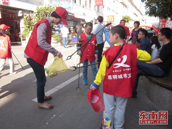 带上孩子去做义工 亲子义工风靡厦门中山路(图