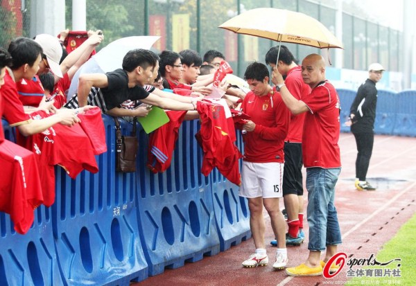 2013年4月16日,广州恒大举行公开训练课,球员