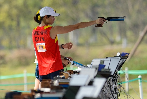 图文:现代五项世界杯成都站 梁婉霞举枪