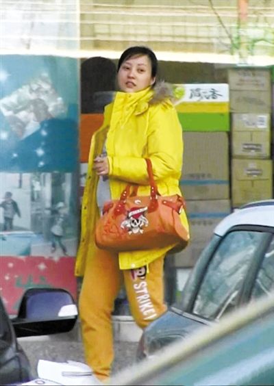 郝蕾外出逛街被拍,照片中能看到明显凸出的肚子.