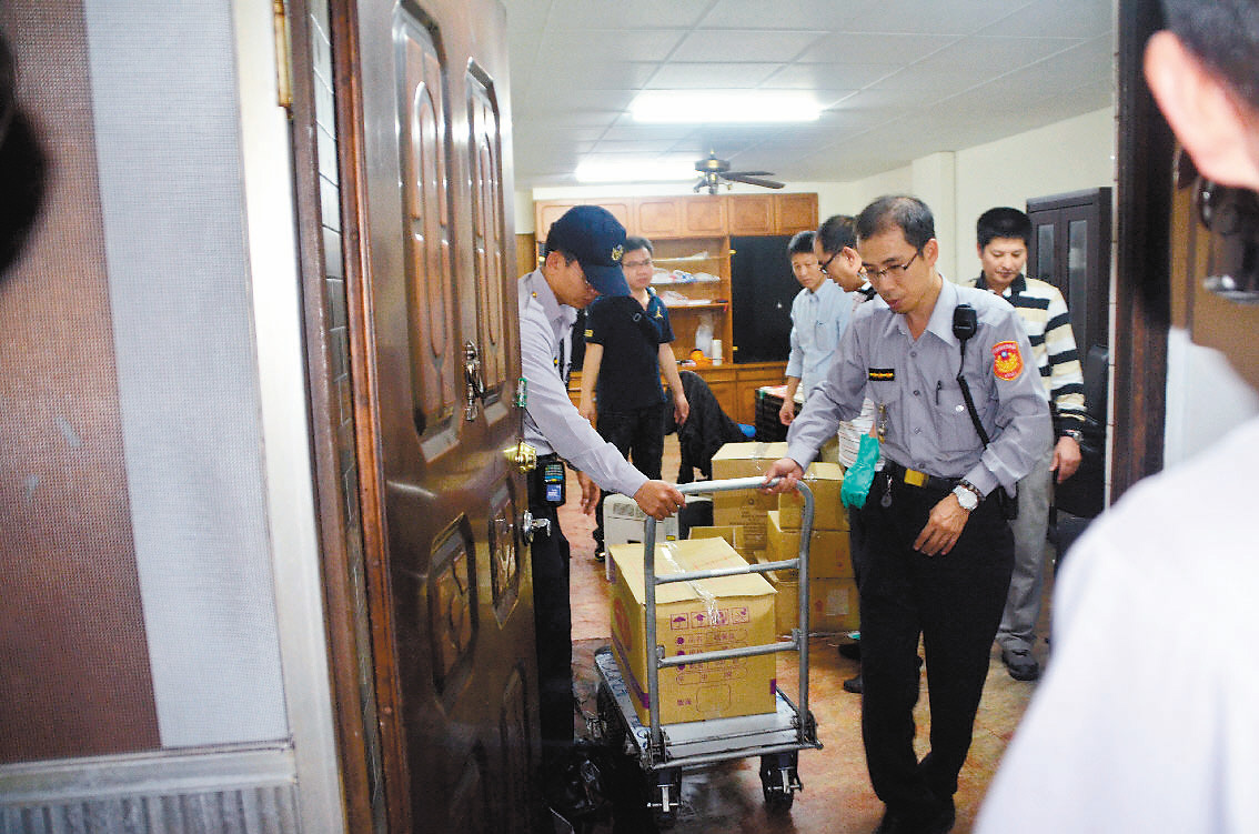 台警方到炸弹犯主嫌胡宗贤台南住处搜索采证。图片来自台湾联合新闻网