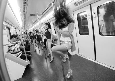 美女地铁上 跳起钢管舞