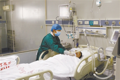 4月16日，河南开封，患者马某某（男，34岁，从事厨师职业）在淮河医院重症监护室接受治疗。王天灏摄