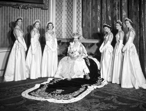刚刚登基的伊丽莎白二世和她的6个提裙侍女的合影