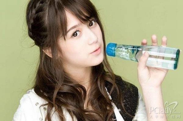 “校花”是一个女生们都憧憬的名词，神秘而遥不可及。为了实现大家的校花梦，我们这就揭开日本高校的秘密，推荐几款日系校花发型，让各位从“头”开始变身校花级女神。