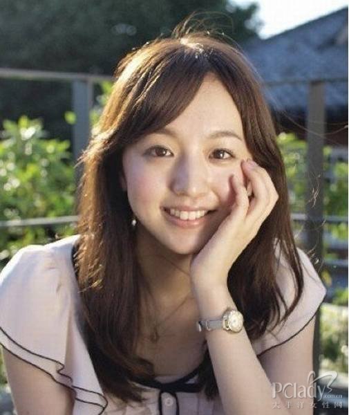 “校花”是一个女生们都憧憬的名词，神秘而遥不可及。为了实现大家的校花梦，我们这就揭开日本高校的秘密，推荐几款日系校花发型，让各位从“头”开始变身校花级女神。