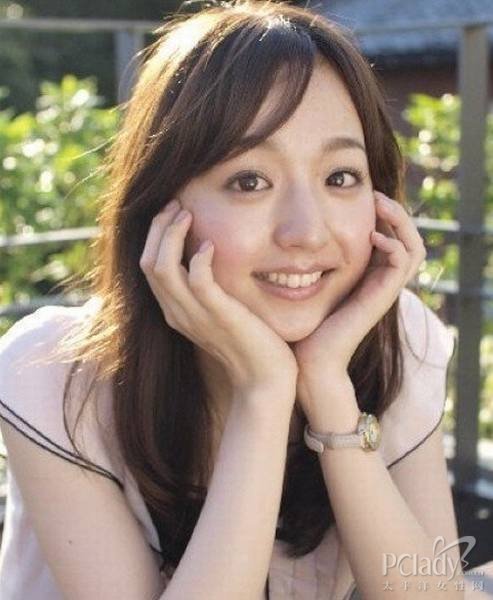 两颊两侧具有弧度的前发，彰显女人味的同时也能帮助营造出小脸效果，这款发型显得非常自然轻松。