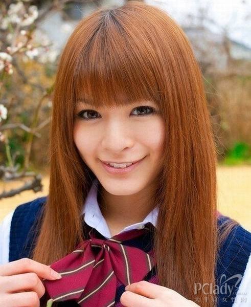 高校女生的另一特质应该就是清纯动人了，所以如果想要以清纯获得大家的眼光的话，不妨学习一下日系校花的这款浅棕色的长直发。