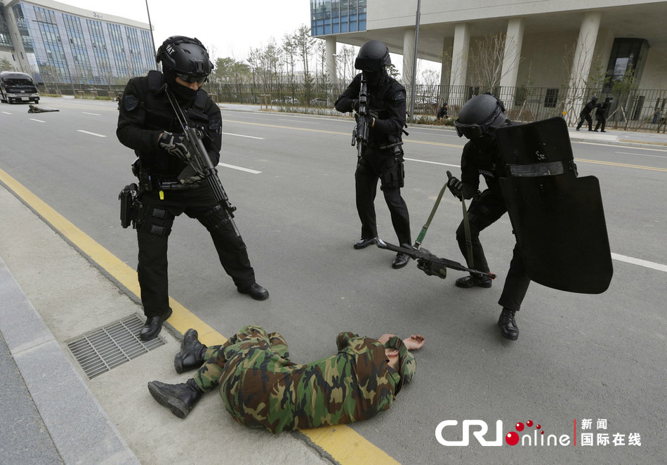 韩国世宗,韩国特警在反恐演习上逮捕假扮的恐怖分子.