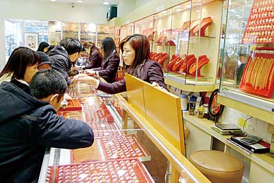 金价跳水，吸引大批民众到华埠金铺抢购金饰。美国《星岛日报》
