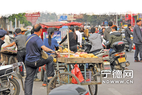 16日17时左右,东湖市场门前的水果摊挤占了大面积的干道.