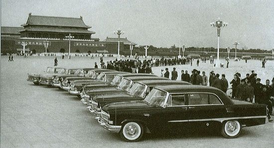 1959年红旗牌、北京牌轿车在天安门广场展示