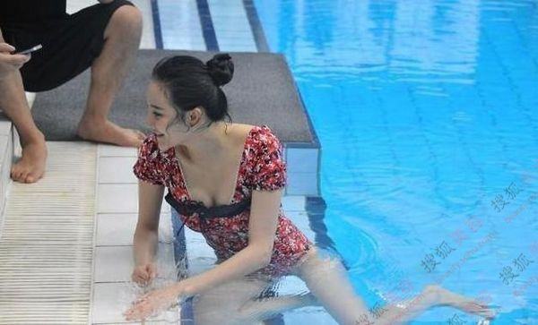 小编点评:拥有一副令人羡慕"巨乳"的刘雨欣参加跳水节目