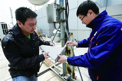网络优化工程师杨军波每天忙着在各基站测试 