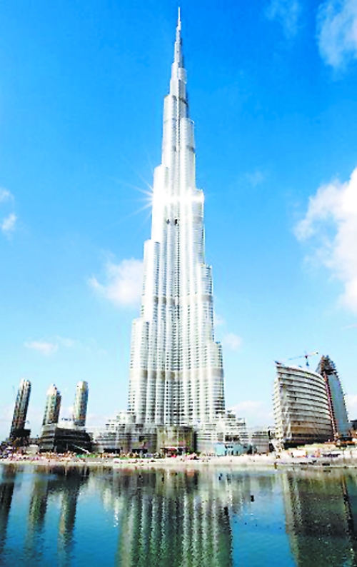 总高828米的世界最高建筑哈利法塔.