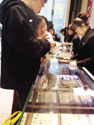 哈市商场内黄金专柜前挤满顾客.