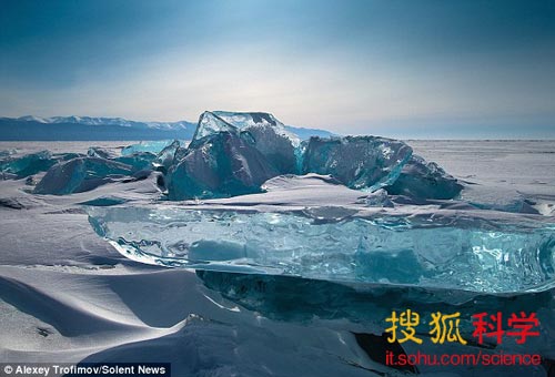 摄影师拍摄贝加尔湖上冰丘 宛如一块块巨大宝
