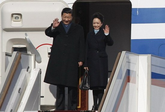 3月22日，习近平抵达莫斯科机场，夫人彭丽媛身着深蓝色外套，两人挽手走下舷梯。