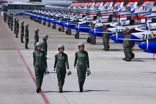 中国空军招收女飞行学员 要求思想进步历史清