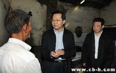 图:李刚在南江县正直镇调研时与村民亲切交谈