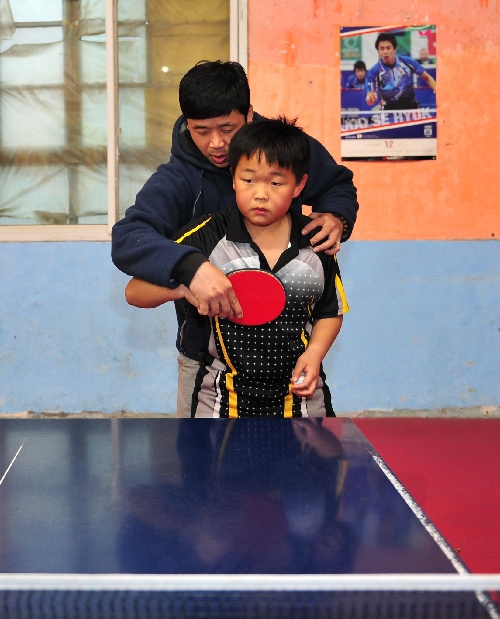 图文:放学后的乒乓乐园教练员史胜利指导学生
