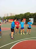 图文：中国男乒备战世乒赛 马琳与队友交流