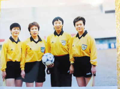 大连最早国际级足球女裁判一家三代追球六十载