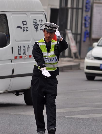 酷帅交警引来粉丝围观 萌警style就是他教的(组图)