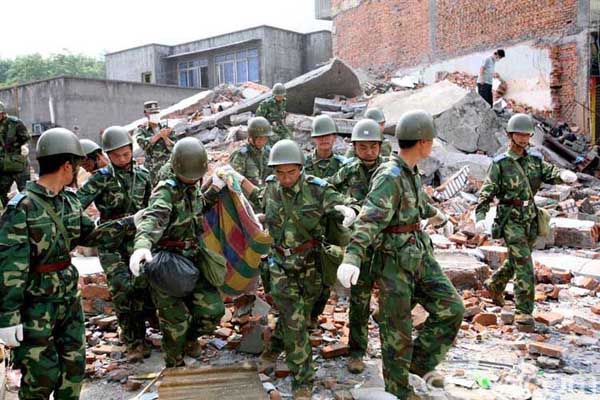 资料图:2008年汶川地震中解放军士兵解救被困