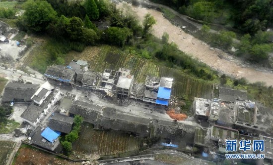 这是4月20日在直升机上拍摄的四川省芦山县太平镇地震灾区倒塌受损的房屋。 新华社发（刘应华 摄）