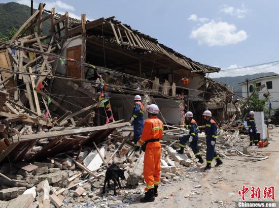 雅安地震受灾人口_...以承受的伤痛 雅安地震受灾现场直击