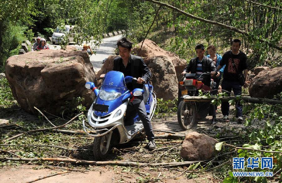 雅安芦山多少人口_...援人员在四川省雅安市芦山县地震重灾区龙门乡为受灾居