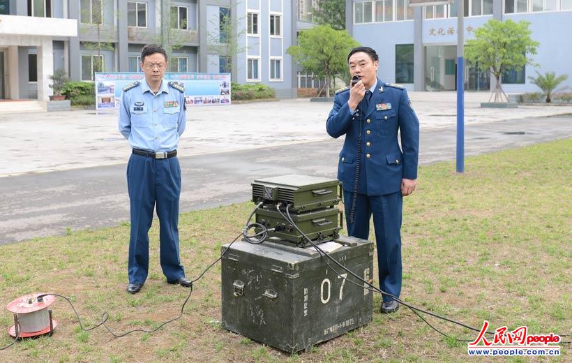 4月20日8时30分,官兵们搭设野战指挥所.彭光贤-摄