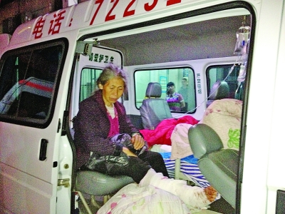 运送伤员的救护车不断进出医院。扬子晚报记者 谷岳飞 摄