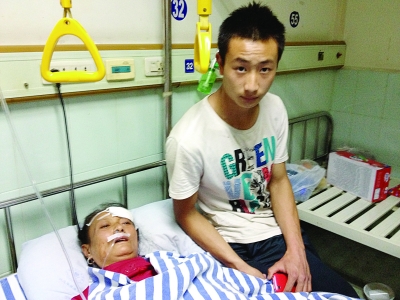 19岁小伙王皎雄手刨救出母亲。扬子晚报记者 谷岳飞 摄