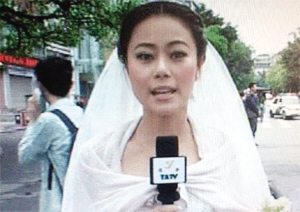 雅安婚纱记者真相_四川雅安女主播穿婚纱播报震情 被赞最美新娘 图(2)
