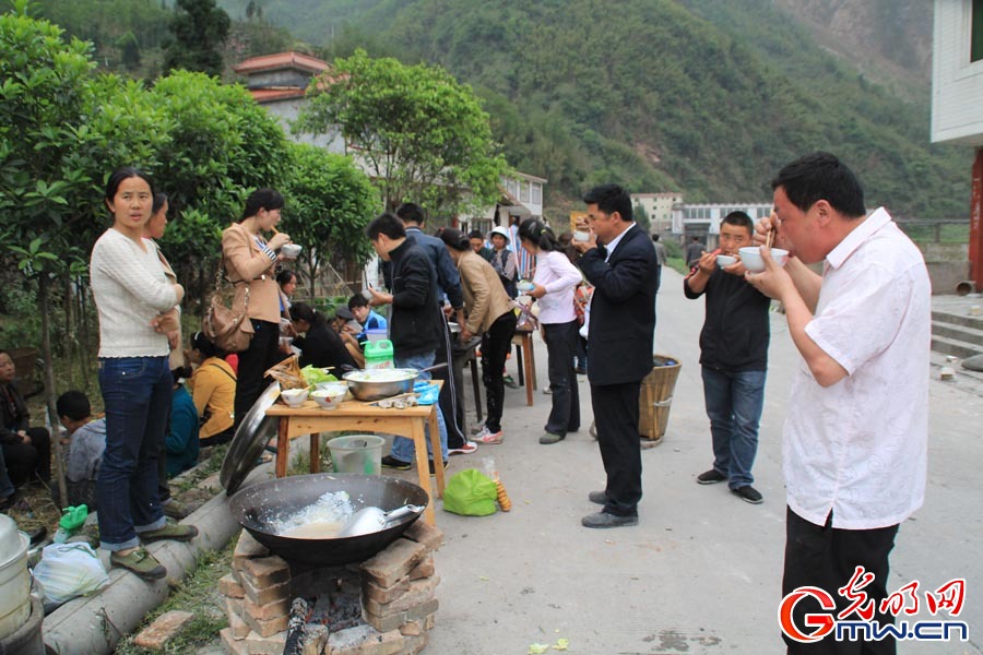 避险摄于四川省芦山县宝盛乡玉溪村 杨成龙/摄