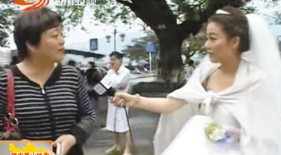 雅安婚纱记者真相_四川雅安女主播穿婚纱播报震情 被赞最美新娘 图(3)