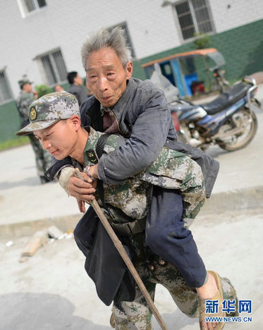 雅安地震受灾人口_...以承受的伤痛 雅安地震受灾现场直击(3)